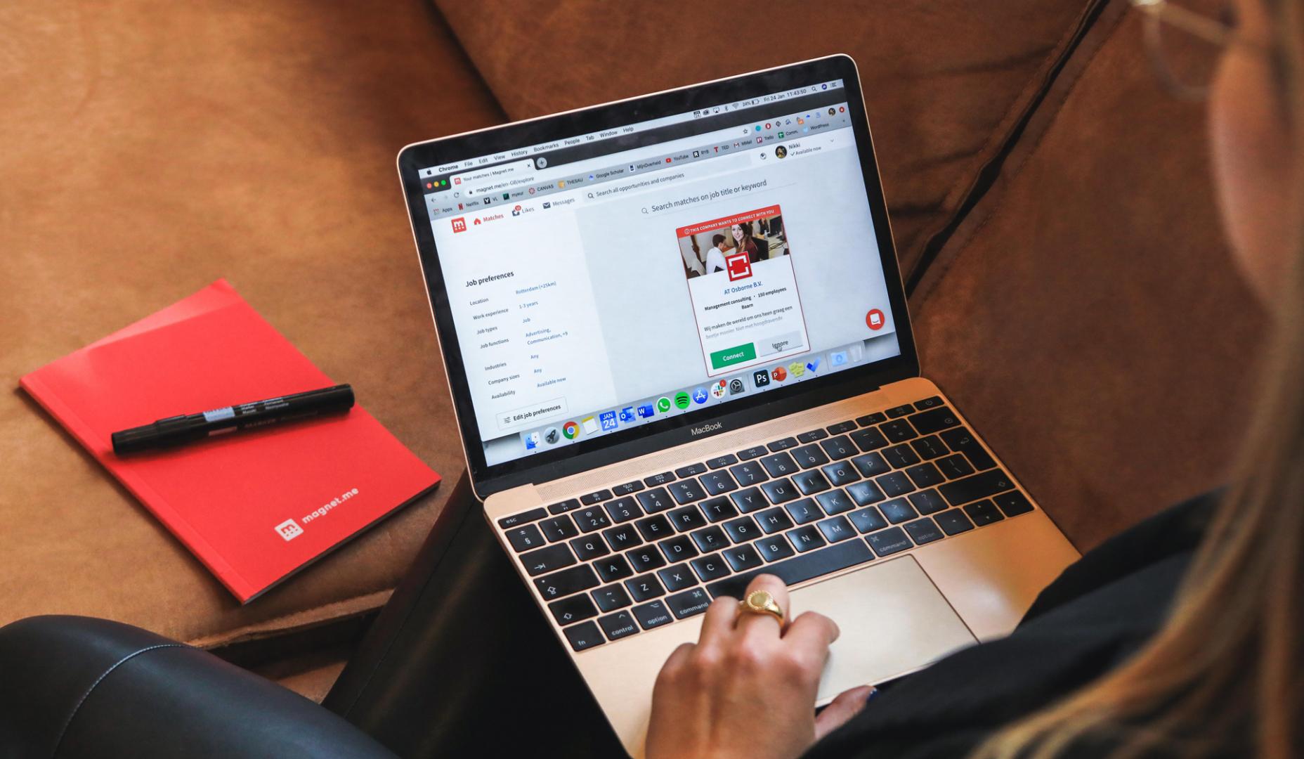 Una mujer, buscando empleo por internet