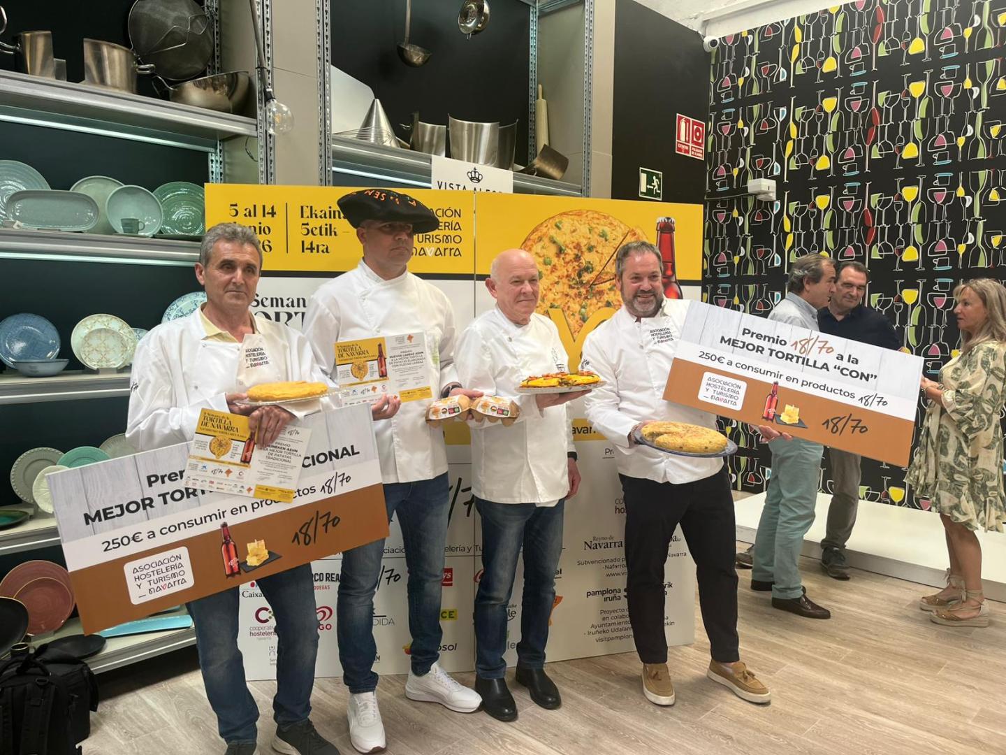 Foto de familia de los ganadores de la 9ª Semana de la Tortilla de Navarra