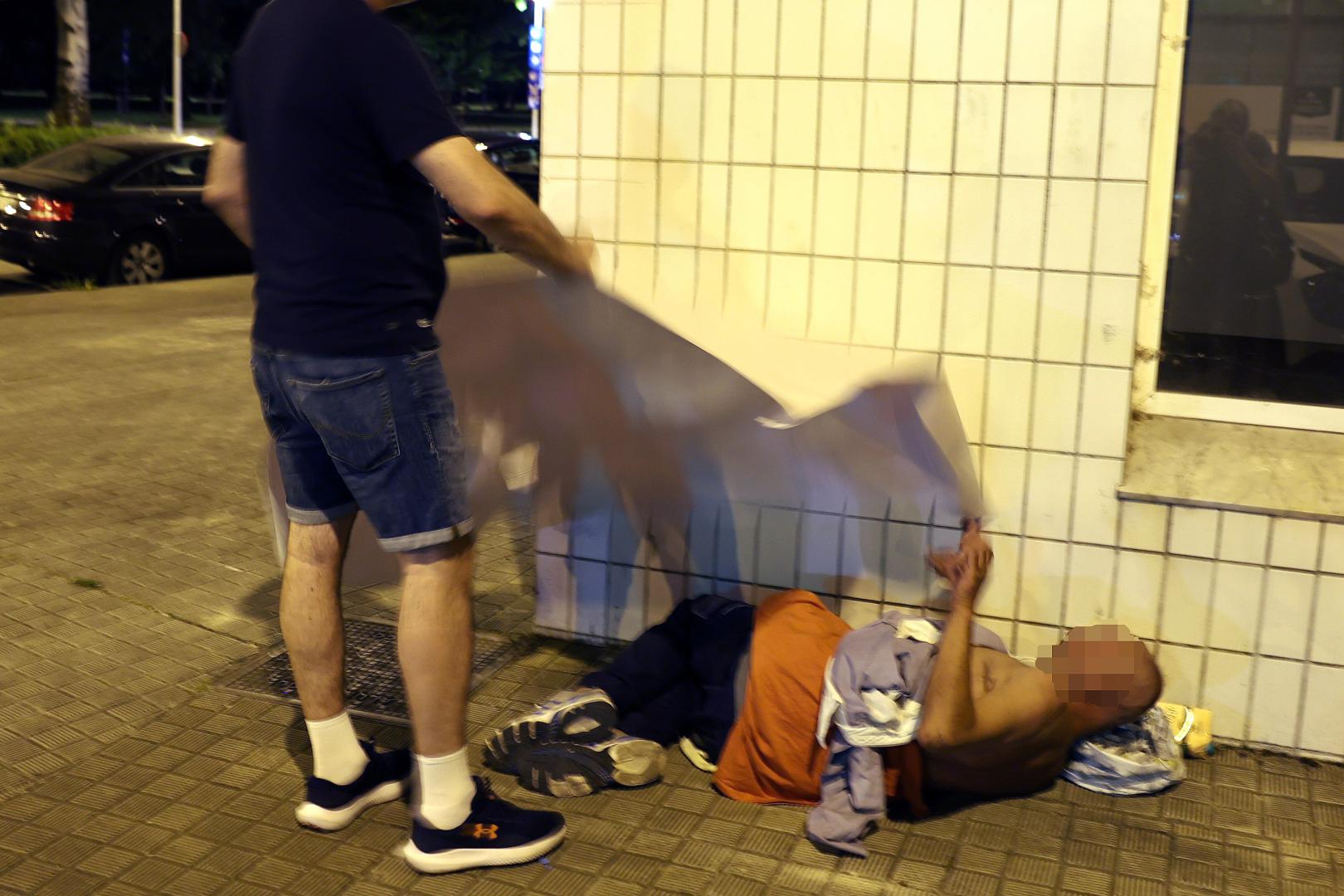 Un vecino de Iturrama lo arropa con un plástico durante una noche, días antes del apuñalamiento.