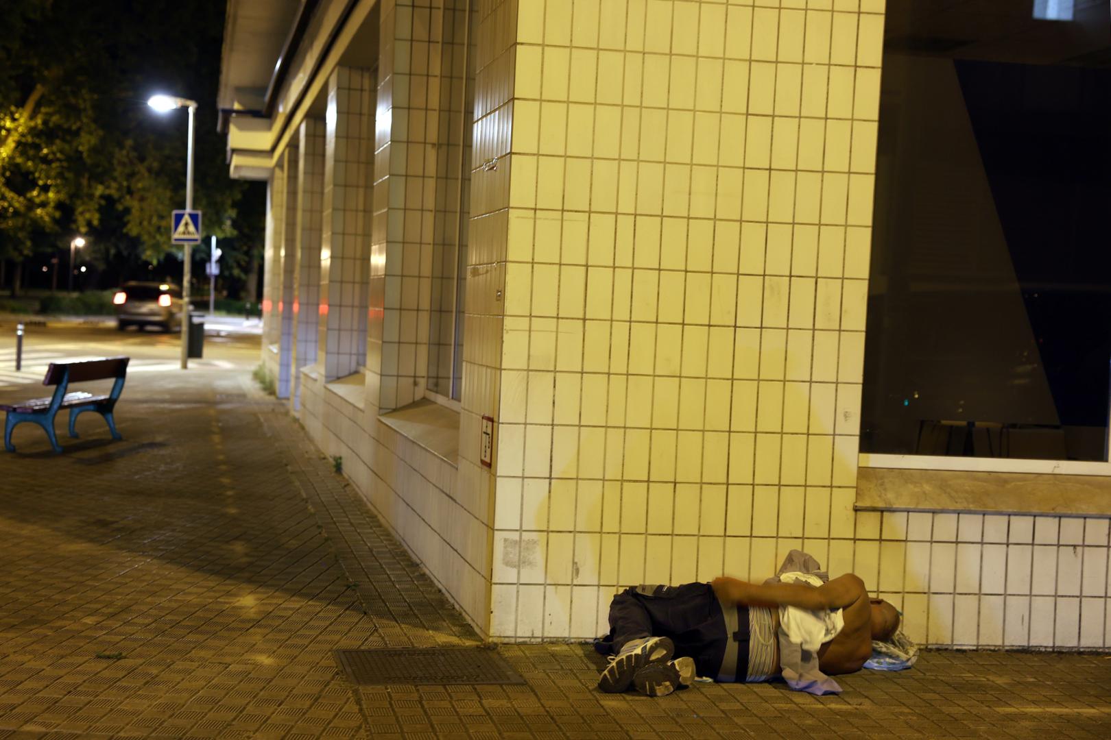 M., durmiendo a la intemperie en Pamplona.