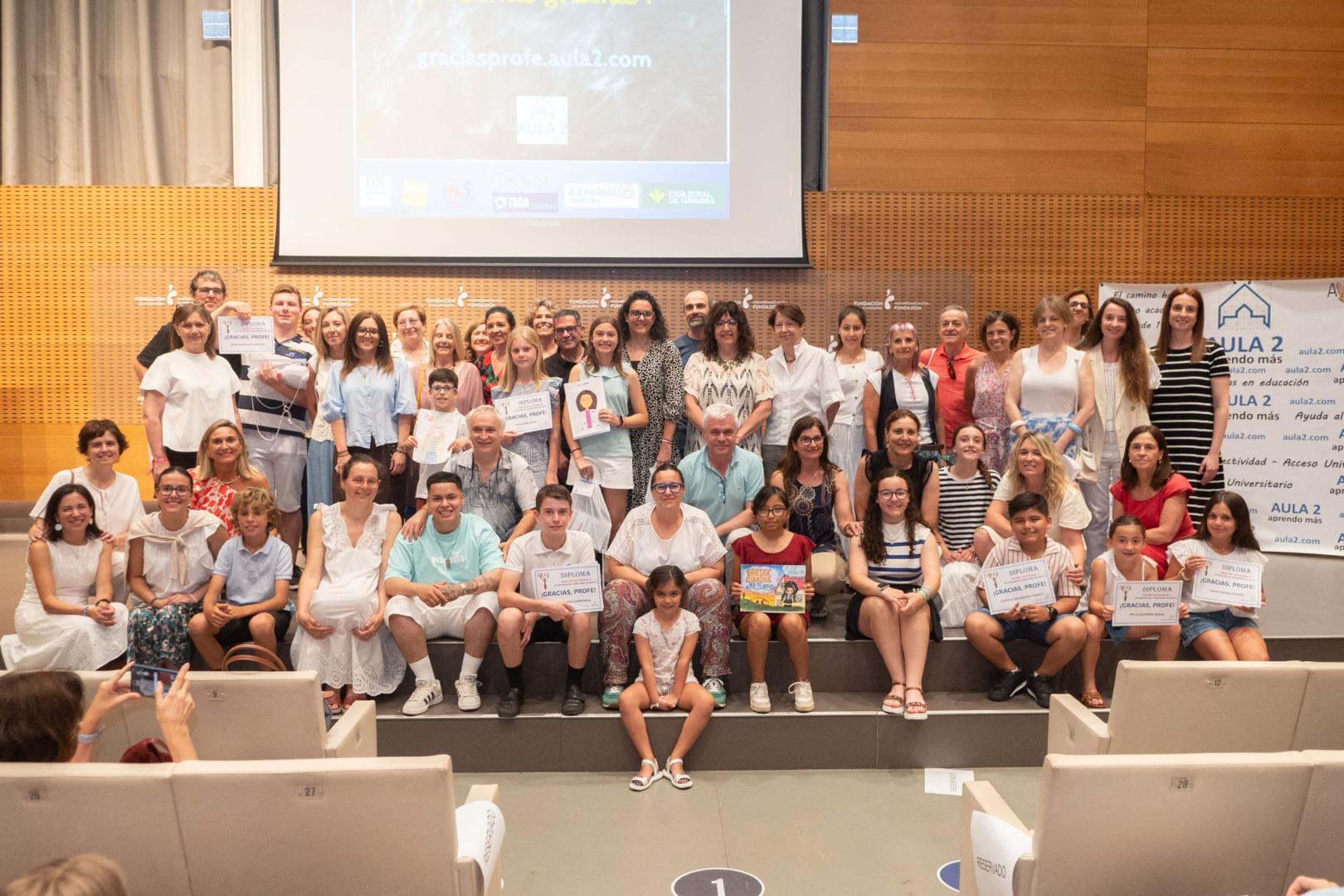 Alumnos ganadores, sus profesores, miembros del jurado y del centro de estudios Aula 2, tras la entrega de los premios en el auditorio de Civican.
