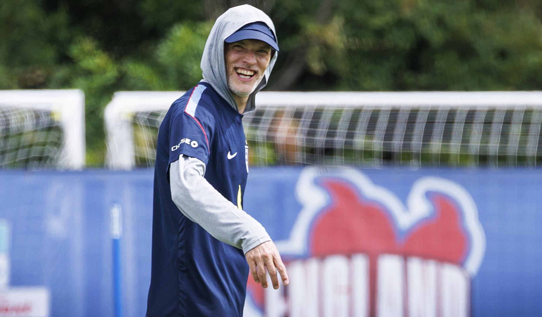 El seleccionador Thomas Tuchel sonríe durante un entrenamiento en la concentración de Inglaterra