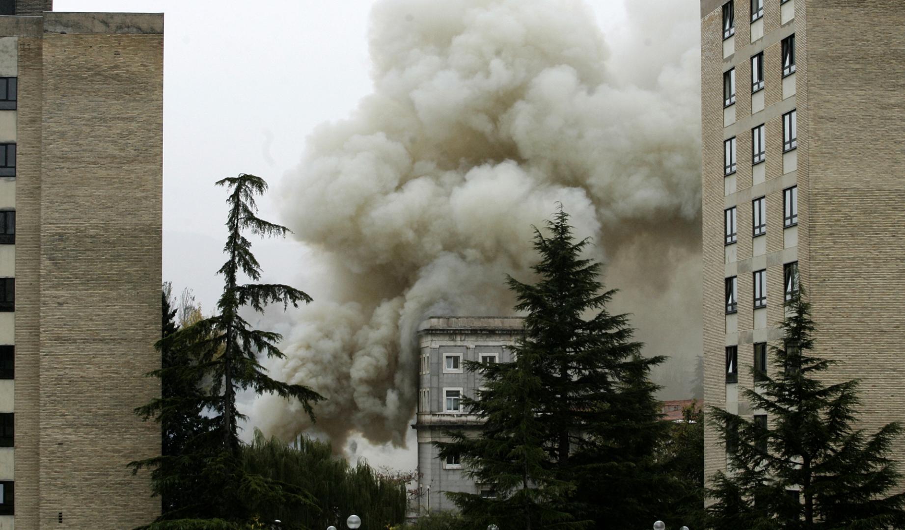 Imagen del atentado con coche bomba ante el edificio Central de la Universidad de Navarra en 2008