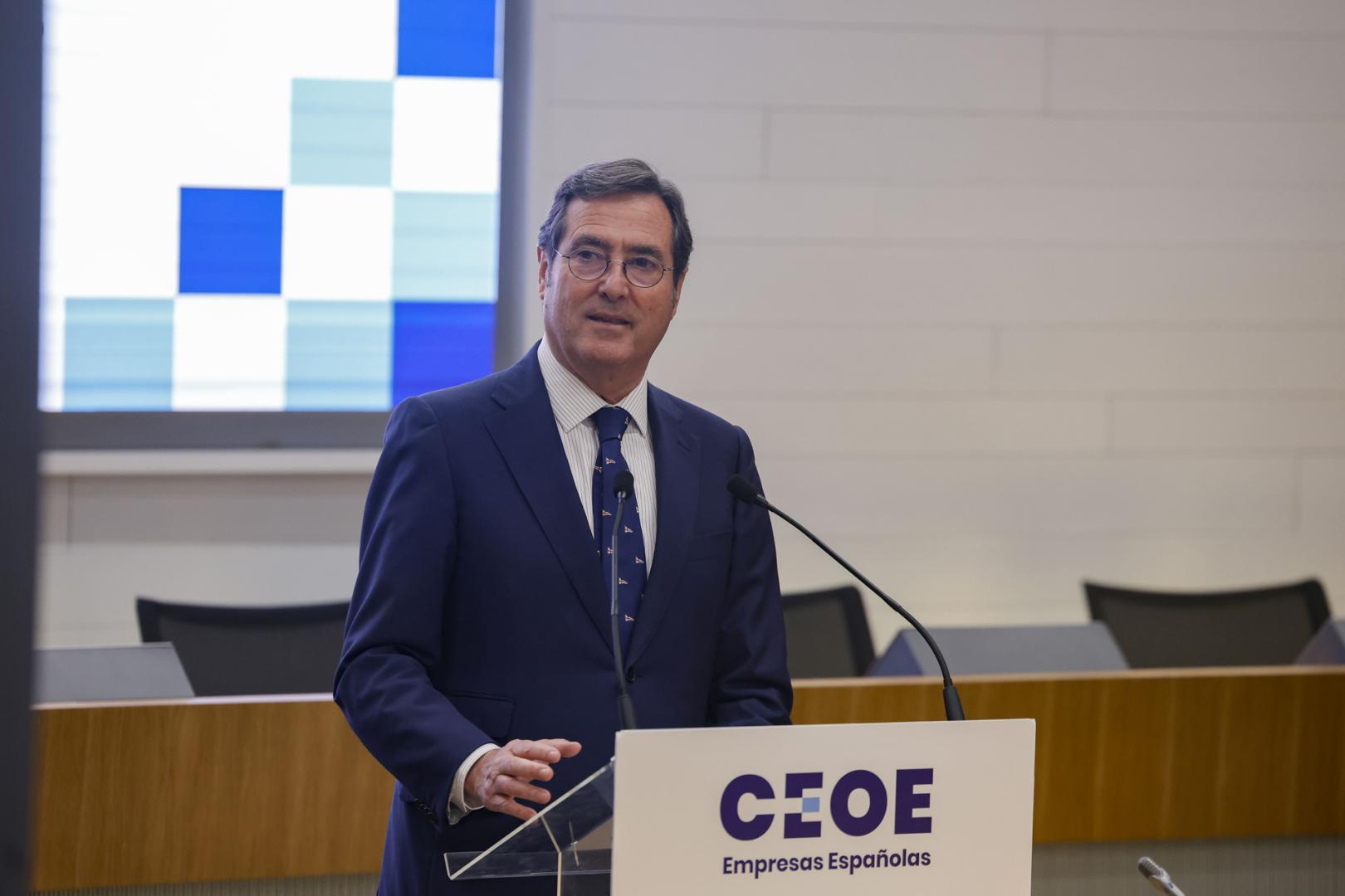 El presidente de la Confederación Española de Organizaciones Empresariales (CEOE), Antonio Garamendi, durante su intervención en la clausura de la jornada 'Absentismo x IT: un problema de país' organizada por la CEOE