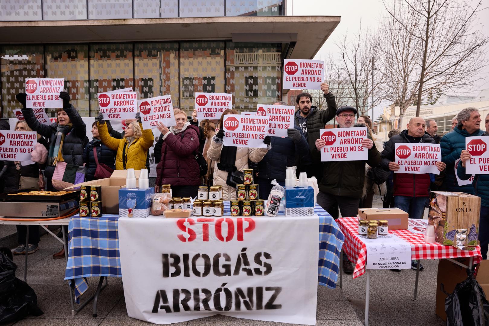 A* Jesús Garzaron F* 2026_01_28 T* Concentración contra las plantas de Biogás y biometano en Arróniz y Rada L* Frente al Departamento de Medio Ambiente.