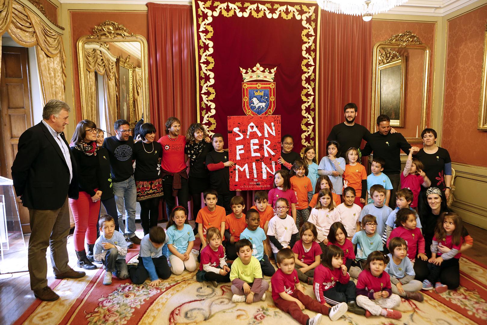 Alumnos del CPEIP Buztintxuri junto al cartel ganador ‘Samarrazkin’, imagen de los Sanfermines 2016