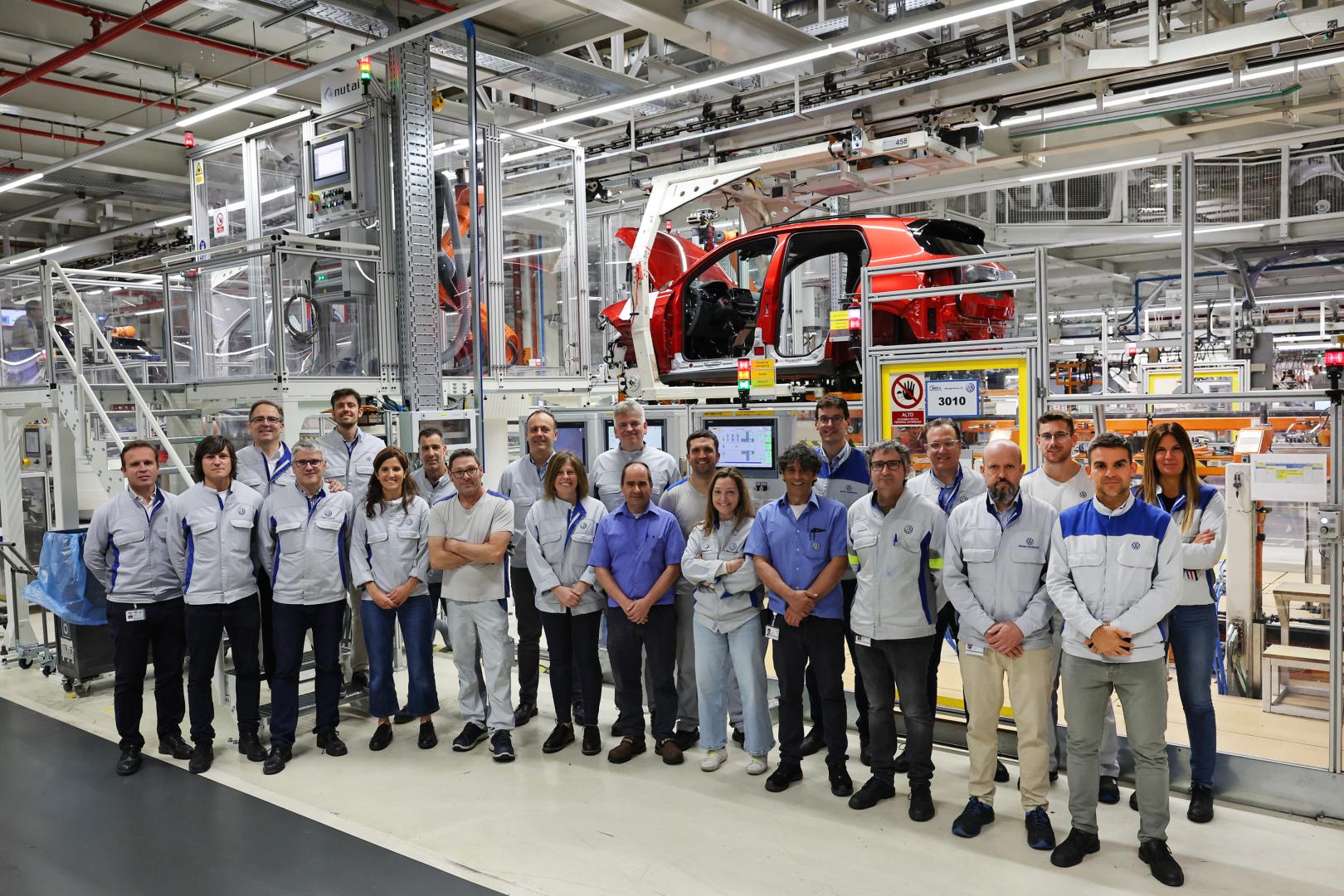 PARTE DEL EQUIPO DE VOLKSWAGEN NAVARRA INVOLUCRADO EN EL LANZAMIENTO DE LOS DOS MODELOS ELÉCTRICOS. De izquierda a derecha, primera fila: Diogo Macedo, Víctor Blanco Bello, Javier Lapeire París, Estíbaliz Juango Aldunate, Carlos de Hita Hernández, Laura Ambres Fernández, Francisco Javier Muñoz Tadeo, Ana Pérez Serrano, José Javier Picallo Alsasua, Ramón Baigorri Gurrea, Néstor Archanco Leoz y Carlos Jiménez Piñeiro; segunda fila: Juan Fernández Urtasun, Daniel Díaz Lucas, Daniel González-Cavada Asurmendi, Mikel Ormazábal Zugasti, Fernando Abad Montes, Pablo Ganuza Arraiza, Javier Azpilicueta Echávarri, Javier Ramírez Garrido, Alfredo Molinet Morales y Ana Mateo Martín