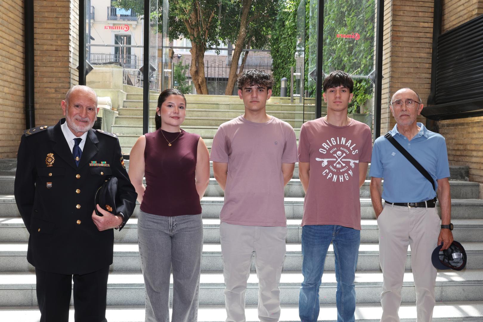 Desde la izquierda hacia la derecha: Gerardo Álvarez, policía nacional jubilado, Candela Izco García y Pablo Casiriain Riol, representantes de Jesuitas, Guillermo Ortiz Pérez, de Claret Larraona, y Cruz Mª Vicente Lizarraga, agente de la Policía Nacional jubilado