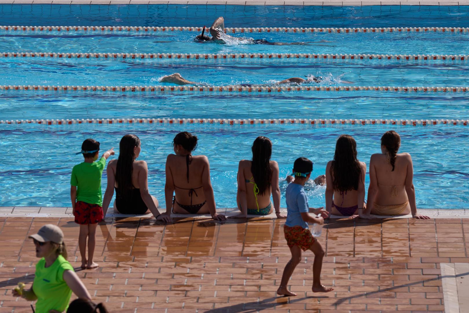 Jóvenes al borde de la piscina del Club de Tenis el pasado viernes 29 de mayo.