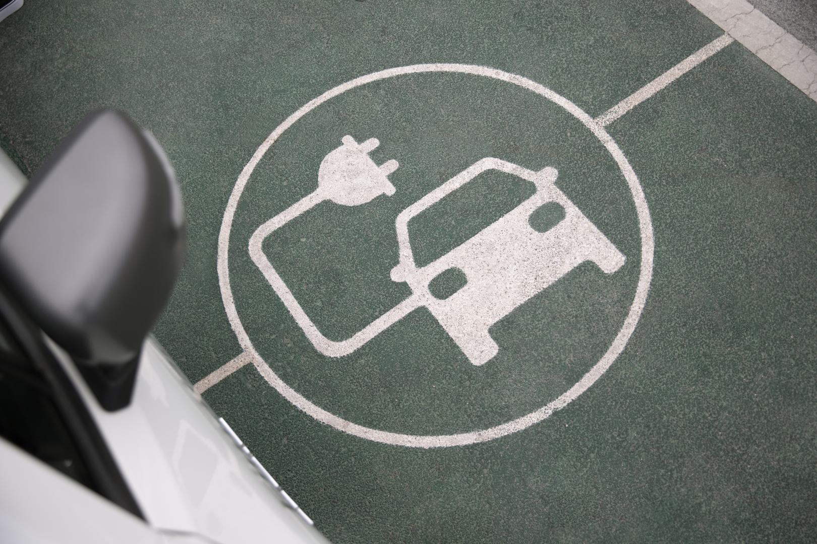 Coche eléctrico. FREEPIK