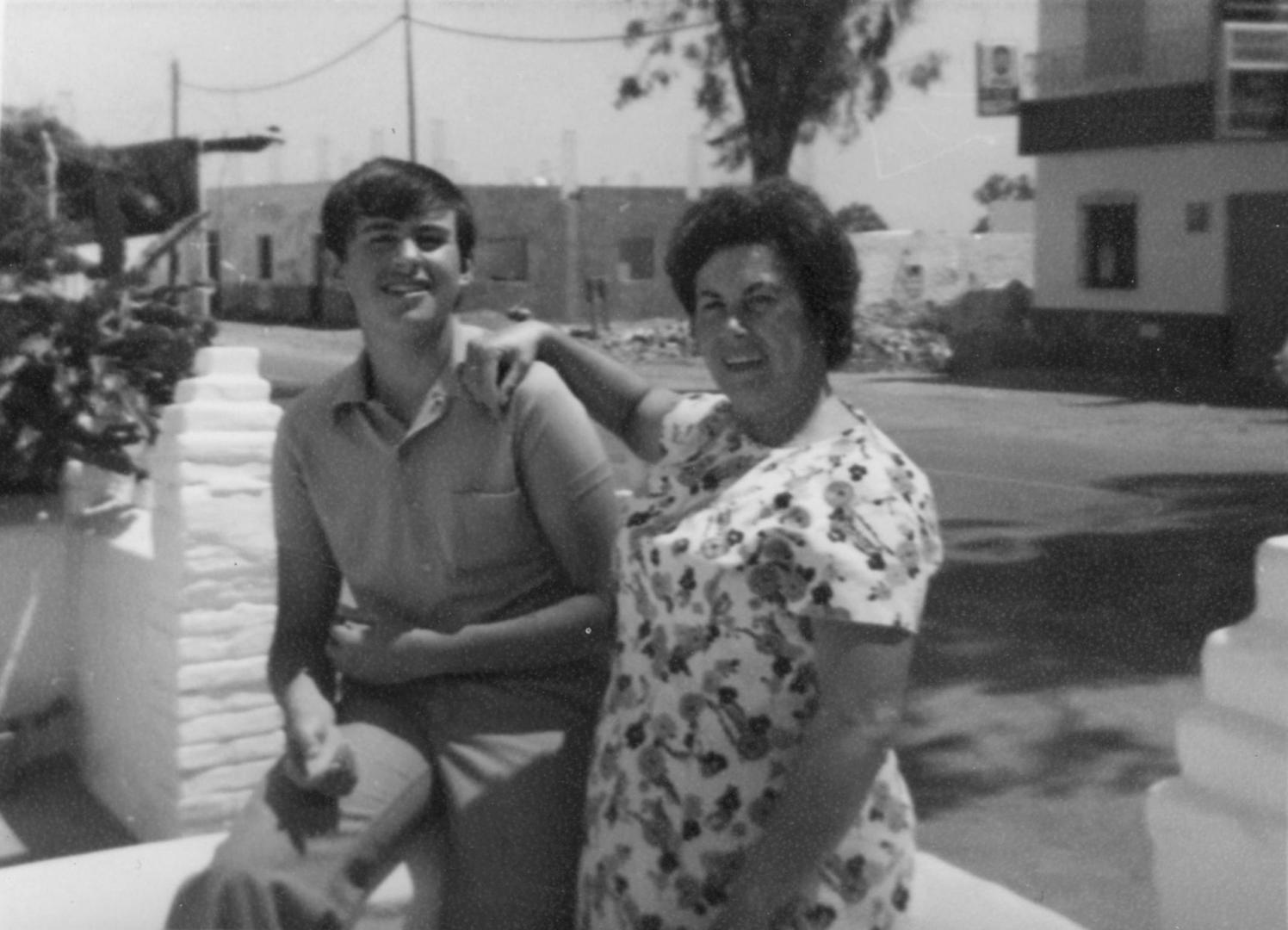 Rubén Escoriza Carrique, junto a su madre