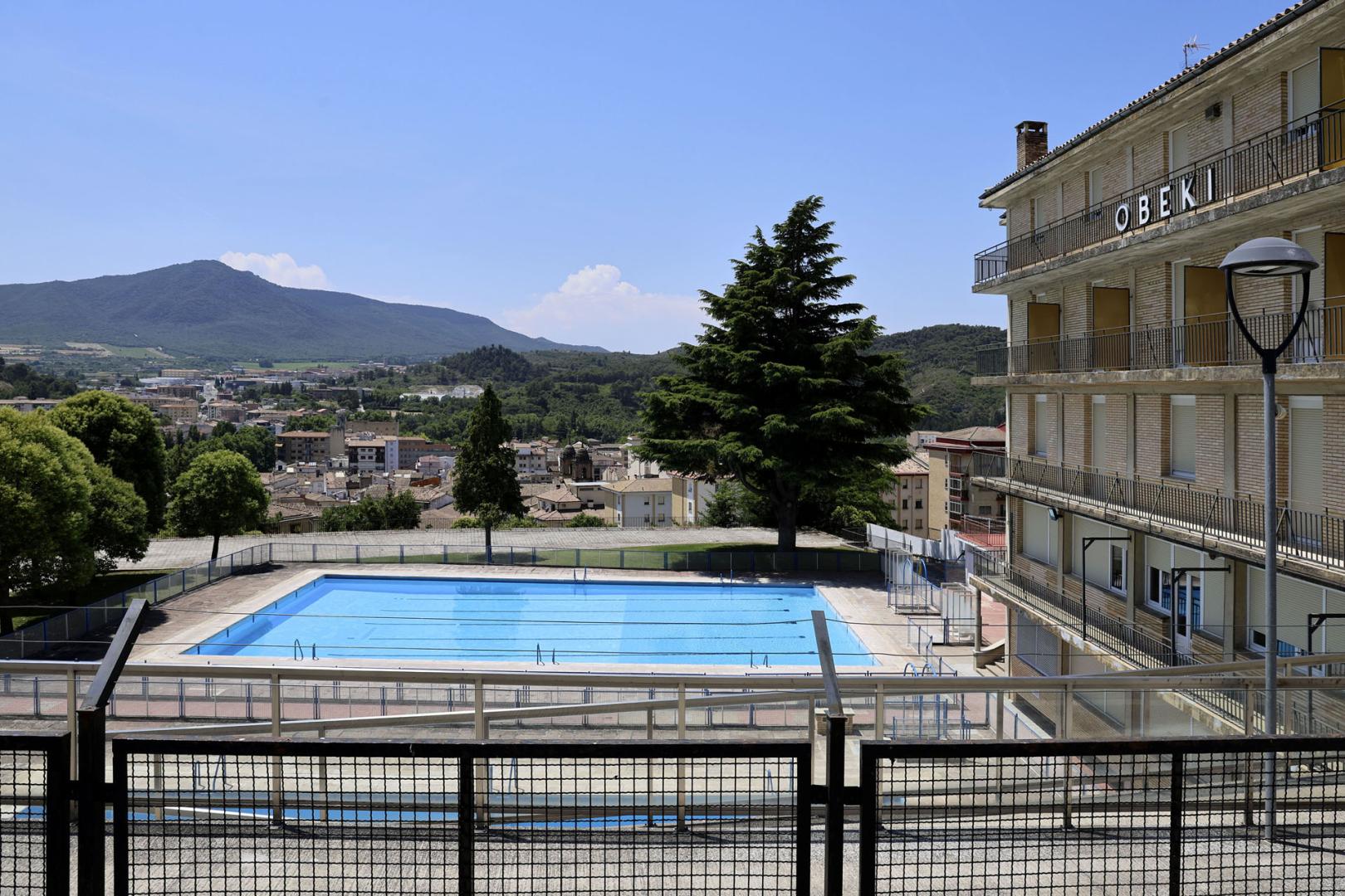 Piscinas del Obeki, con Estella al fondo y cerradas esta temporada 2026