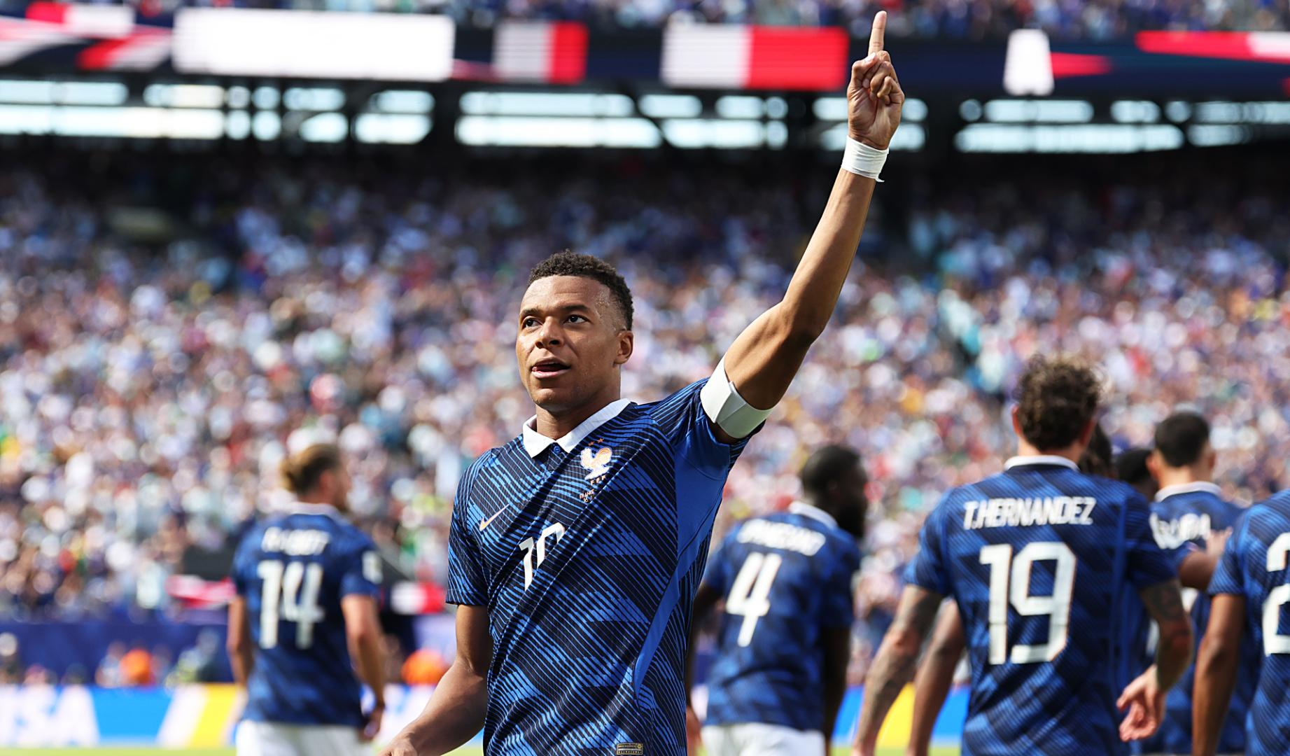 Kylian Mbappe celebra uno de sus tantos contra Senegal en el estreno mundialista de Francia