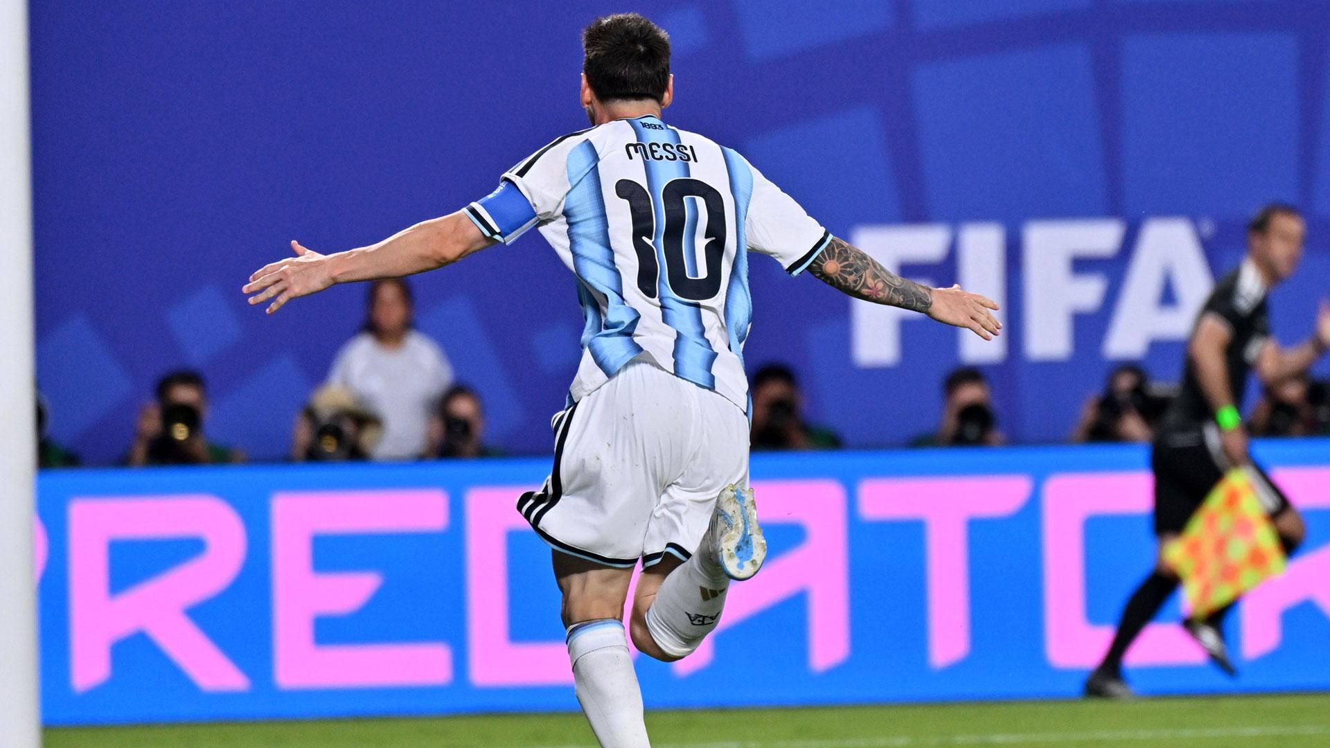 Messi celebra uno de sus tres goles a Argelia en el debut de Argentina en el Mundial de Fútbol 2026