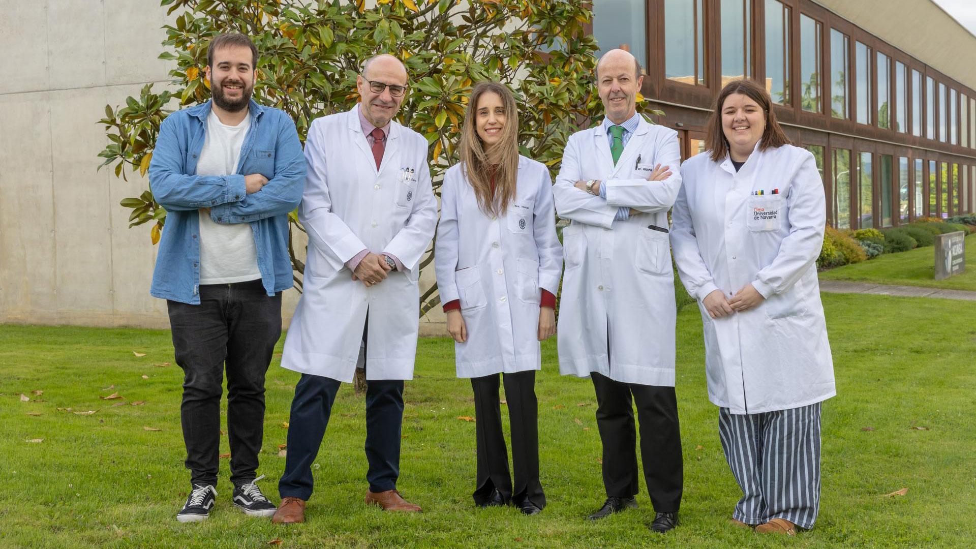 Los hematólogos Miguel Ángel Canales, Sofía Huerga y Felipe Prósper, entre Beñat Ariceta y Paula Aguirre, del Cima Universidad de Navarra