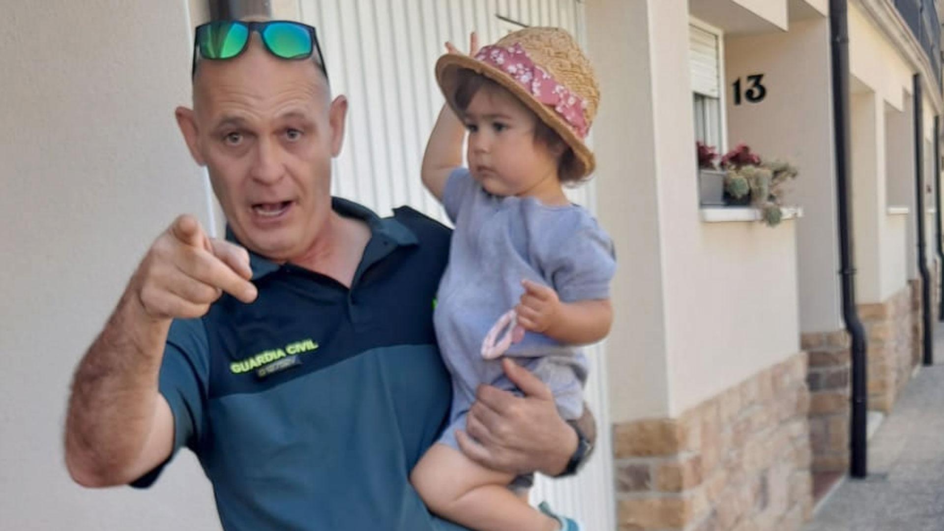 Guardia civil con la niña a la que auxilió cuando sufría una grave reacción alérgica
