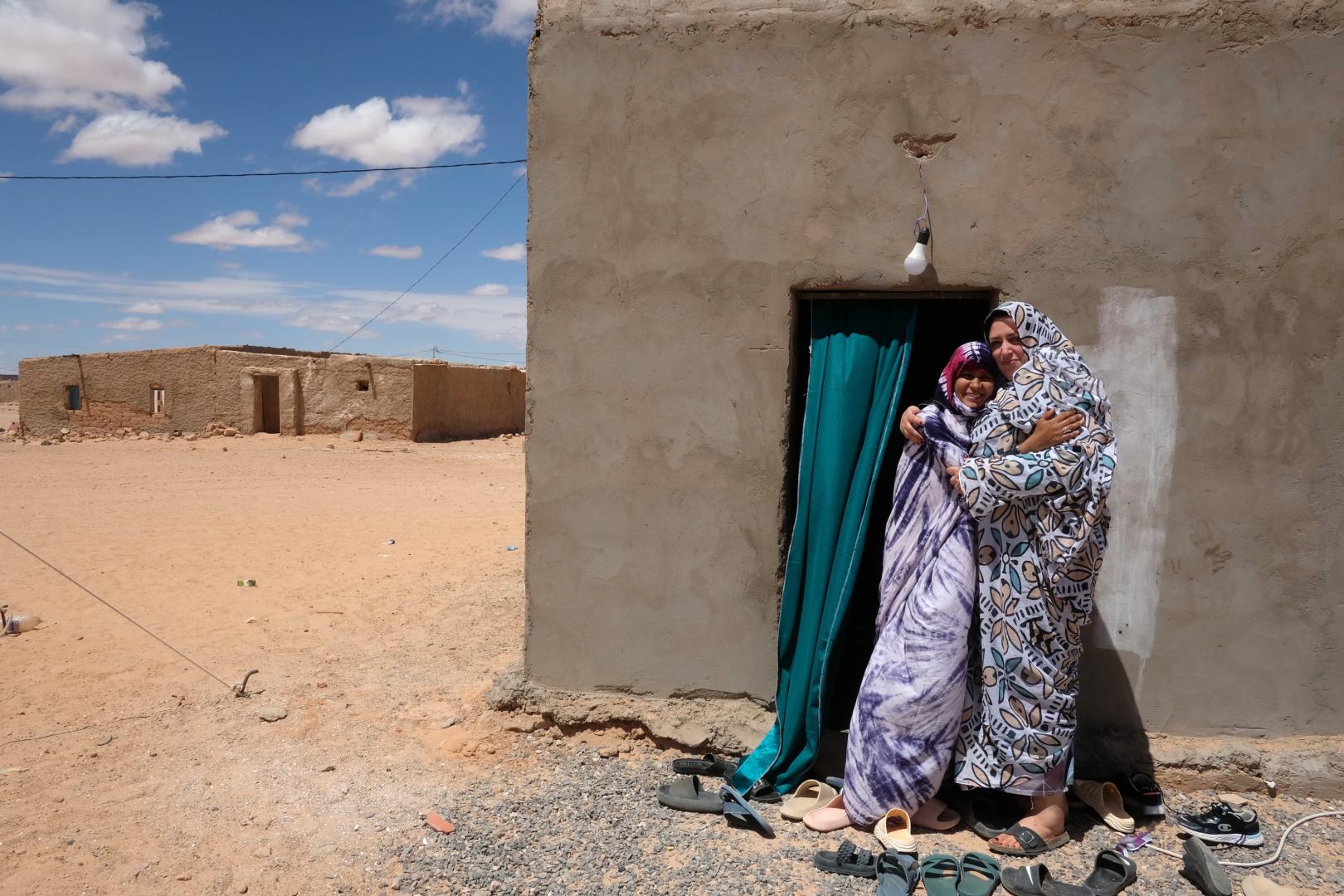 Carol García Pellejeros y su amiga Lala (Protagonista del documental Vientres de arena), en los campamentos de refugiados saharauis la pasada Semana Santa.