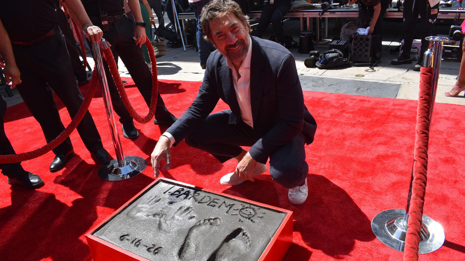 El actor español Javier Bardem muestra las huellas de sus manos y pies durante la ceremonia celebrada este martes, en el TCL Chinese Theatre de Los Ángeles