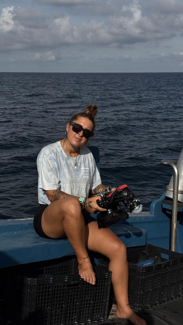 Cayetana Muguerza sostiene una cámara de fotografía submarina.