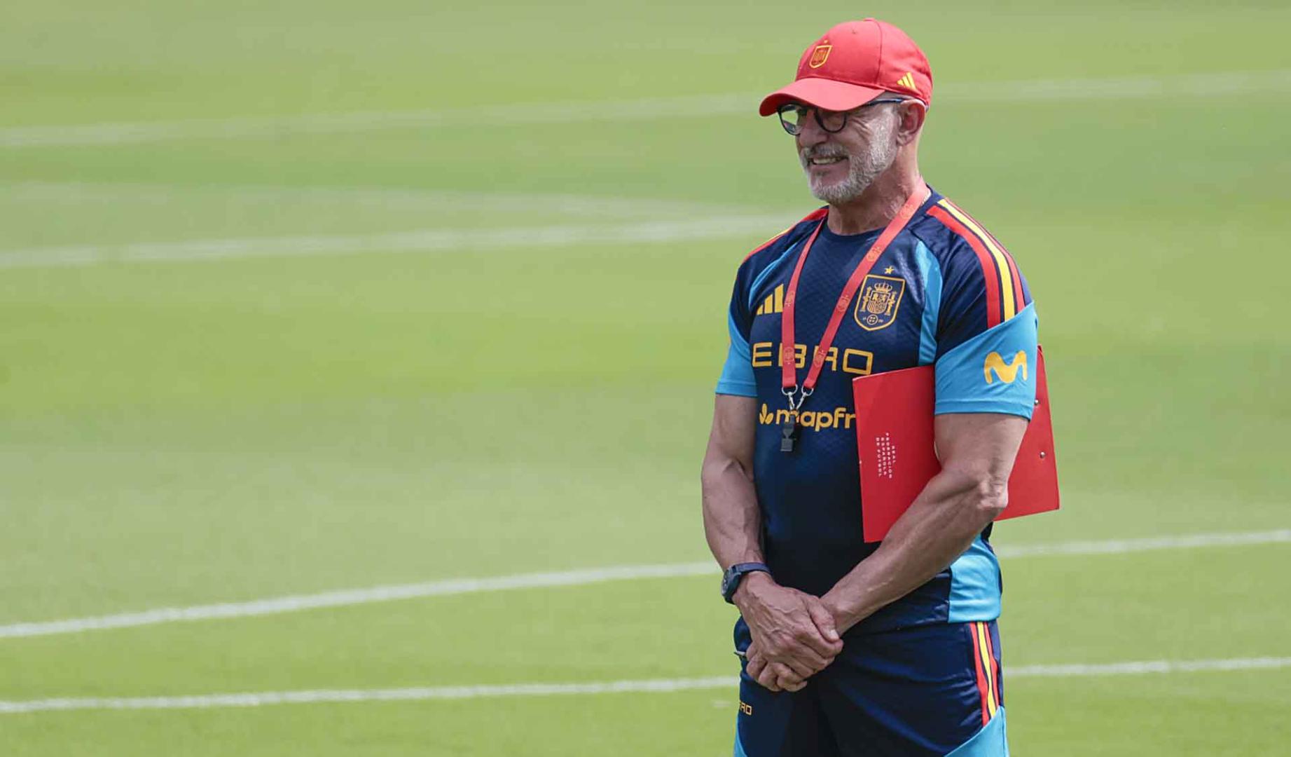 El seleccionador español, Luis de la Fuente, dirige una sesión de España en Chattanooga