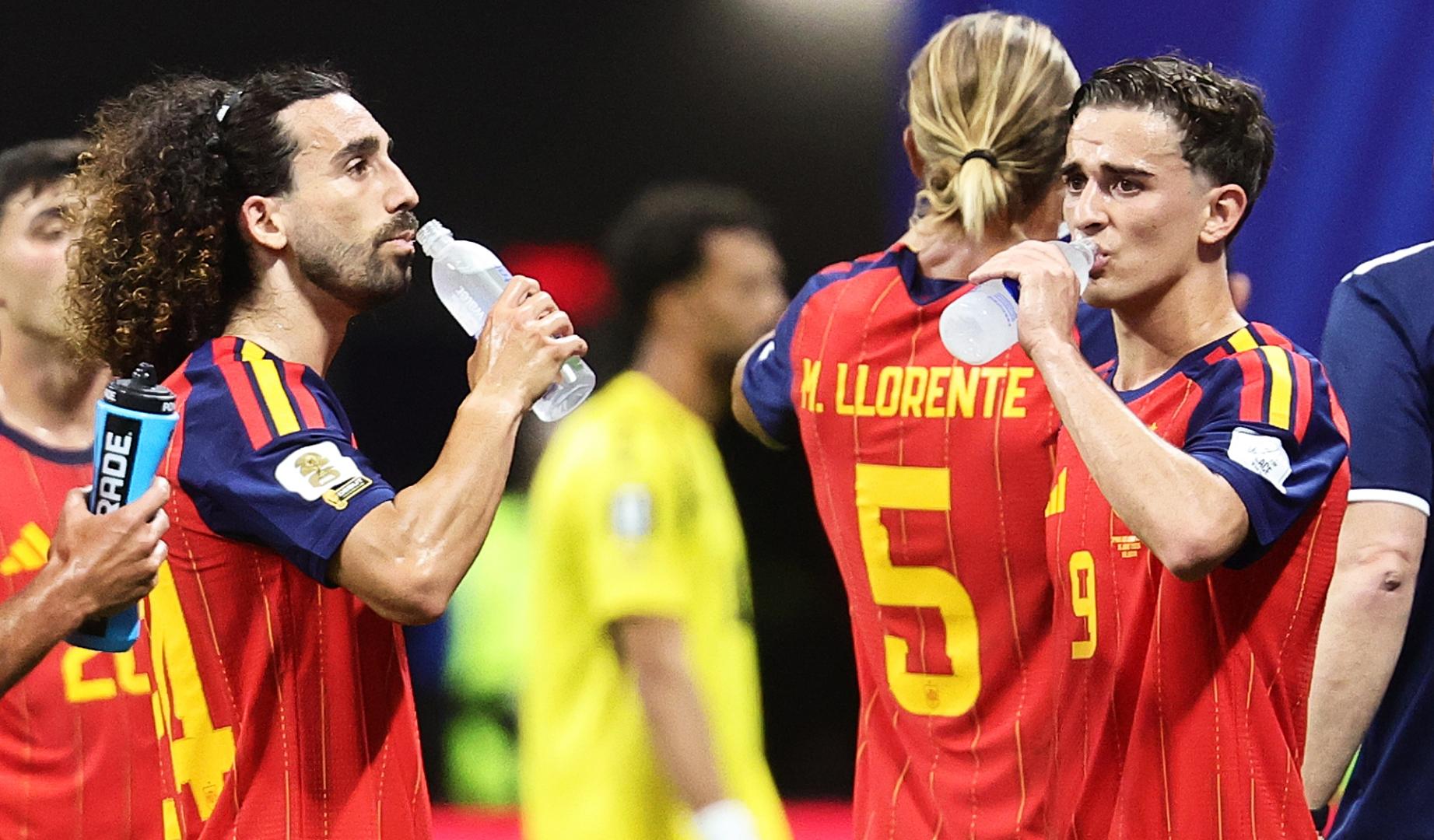 Cucurella, Gavi y Llorente beben en una de las pausas de hidratación en el partido contra Cabo Verde