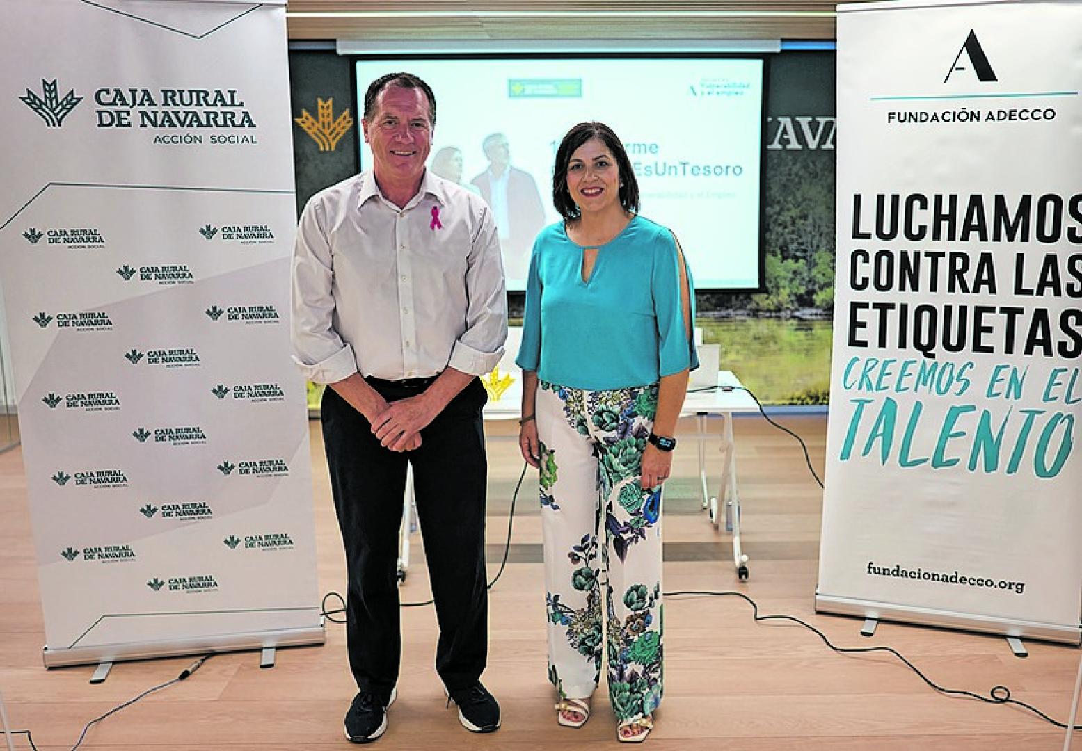 Juan Mari Ayechu, representante de Acción Social Caja Rural de Navarra y Marta Basterra, directora regional de la Fundación Adecco.