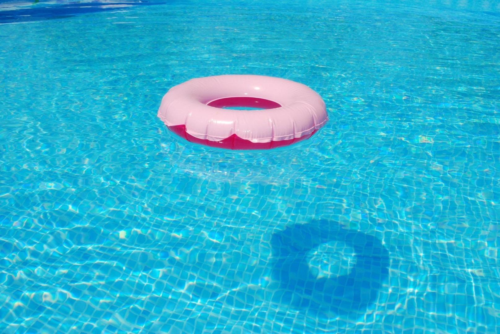 Un flotador en una piscina
