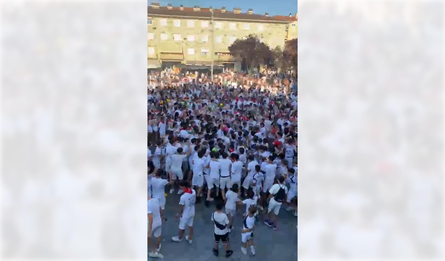 Música, alegría y celebraciones en la Plaza Mutiloa en el inicio de la celebraciones este miércoles, 17 de junio