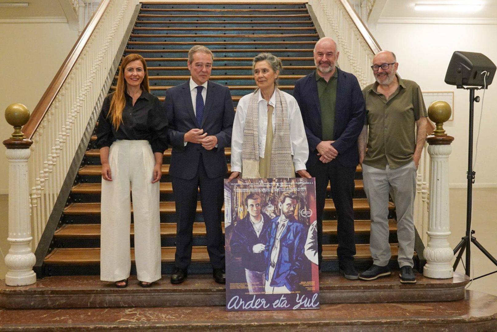 De izda. a dcha: Vanesa Fernández (EITB); el viceconsejero vasco de Cultura, Andoni Iturbe; Ana Díez; el director de la Filmoteca Vasca, Joxean Fernández, y José Luis Rebordinos, director del Zinemaldia