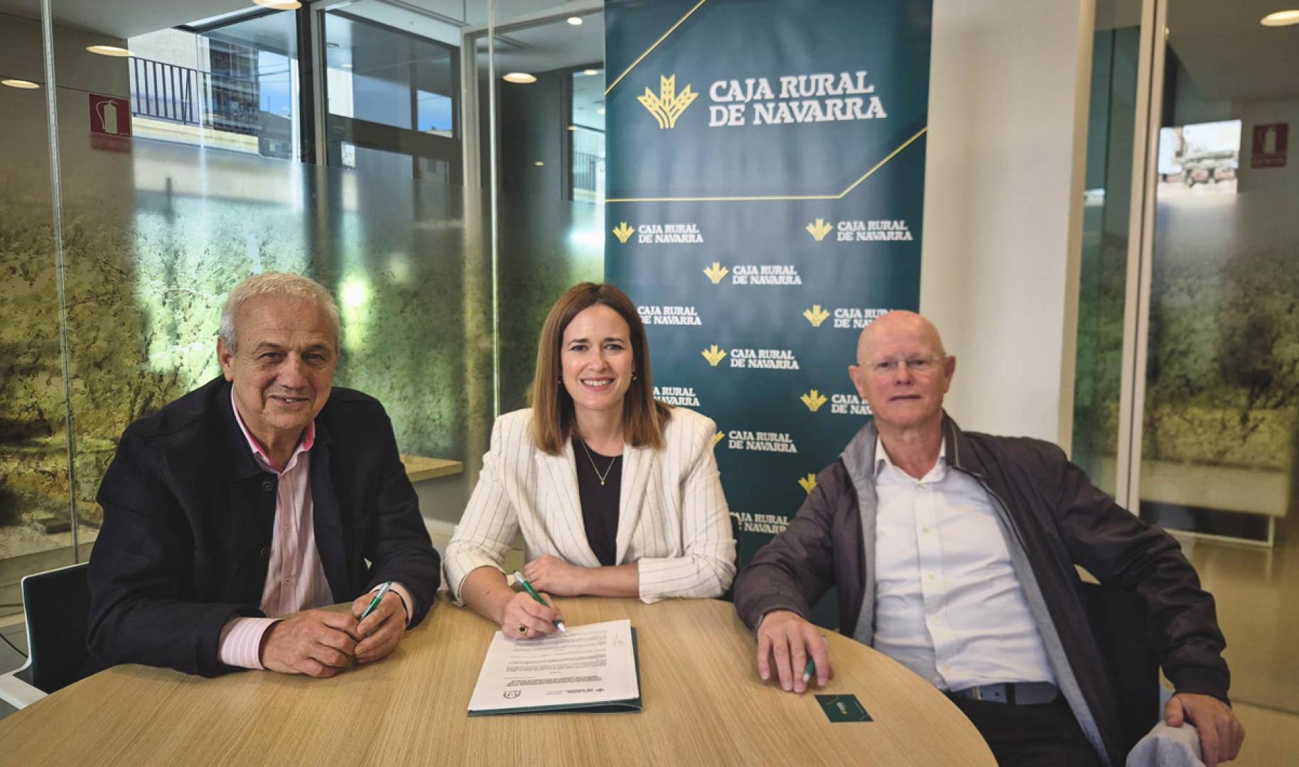 Maxi Ruiz de Larramendi, Edurne Marín Ezcurra y Fernando Remírez, durante la firma del acuerdo