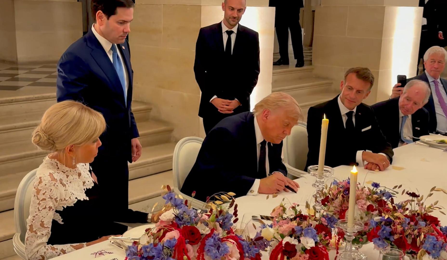 Captura de un video difundido en la cuenta en X @Scavino47 del asesor presidencial Dan Scavino del presidente de Estados Unidos, Donald Trump, firmando el acuerdo con Irán junto a su homólogo de Francia Emmanuel Macron
