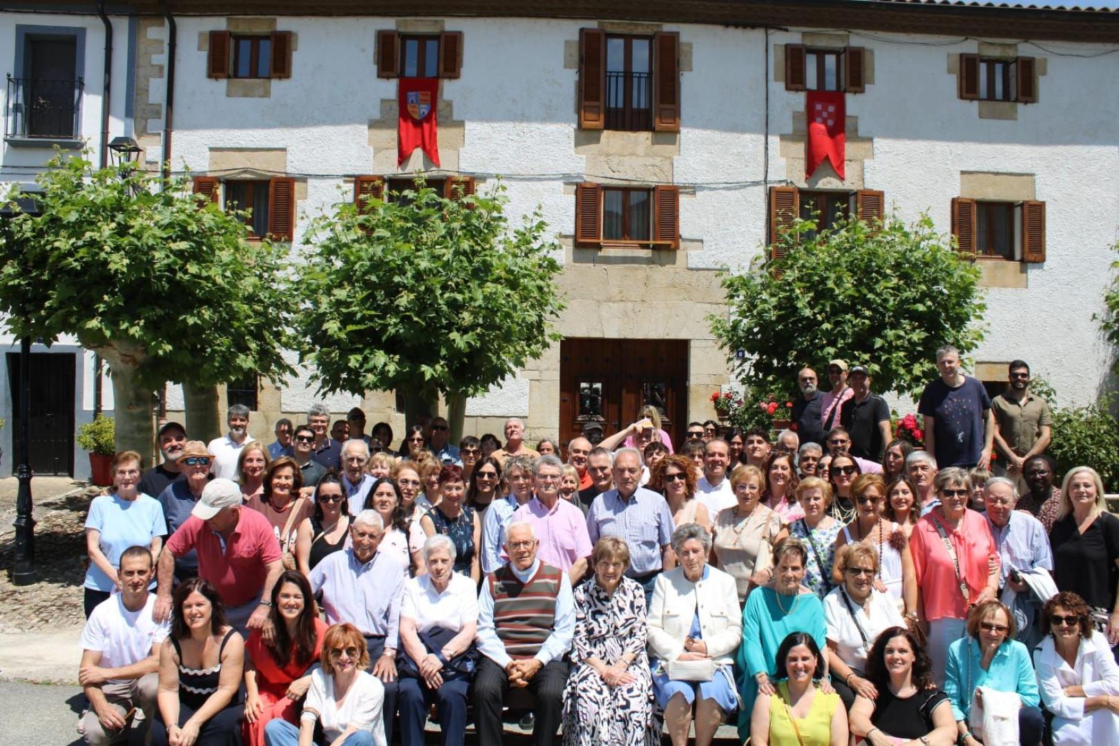 Más de 90 persona ligadas a los Martínez de Morentin participaron en la cuarta 'Morentinada' en Arraiza el 14 de junio.