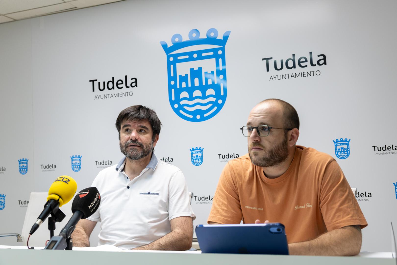 De izquierda a derecha, los concejales de Contigo Tudela Eneko Larrarte y Alberto Lajusticia, durante la rueda de prensa ofrecida este jueves