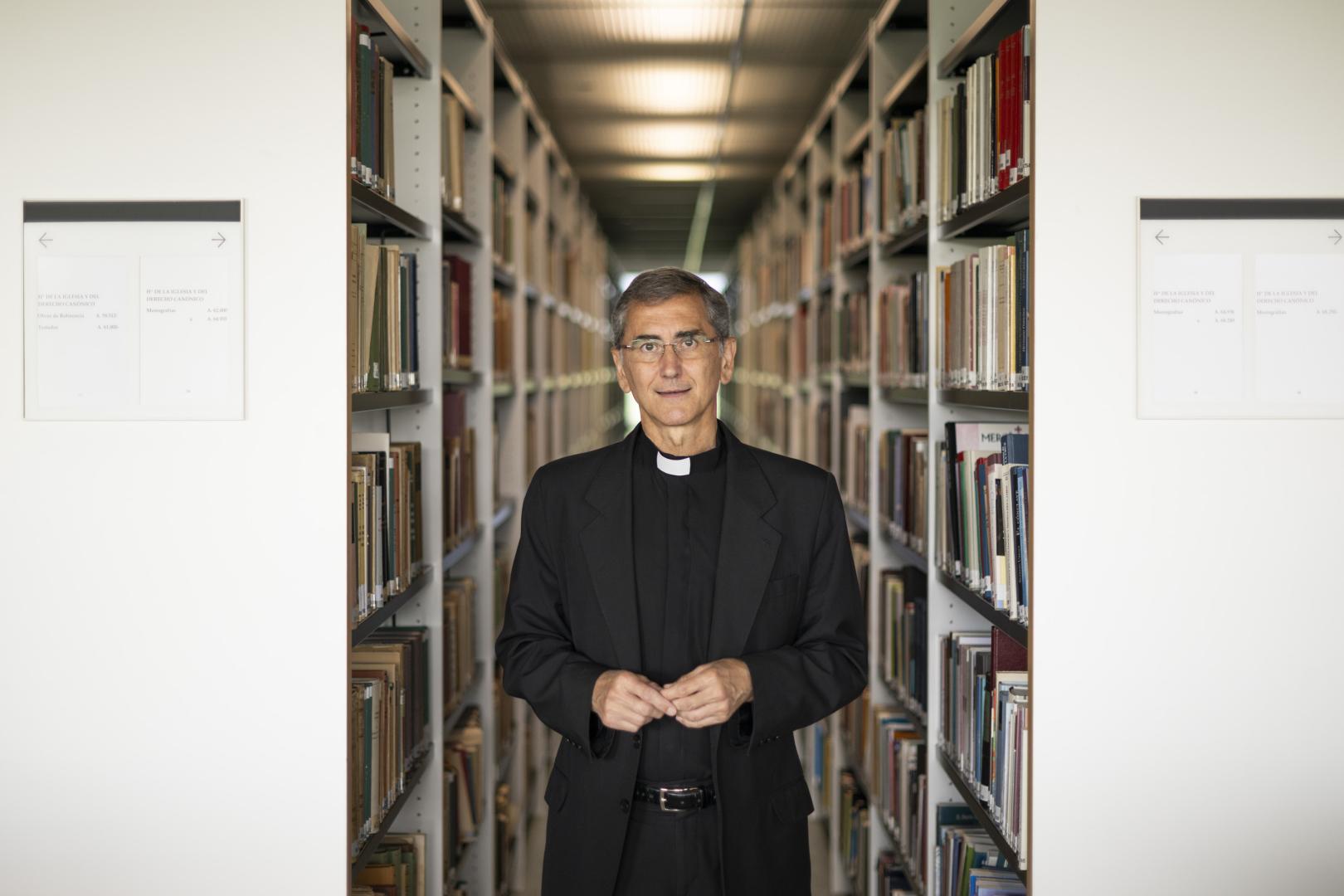 El profesor de Historia Contemporánea de la Universidad de Navarra Onésimo Díaz, en la biblioteca del centro, en la que investiga.