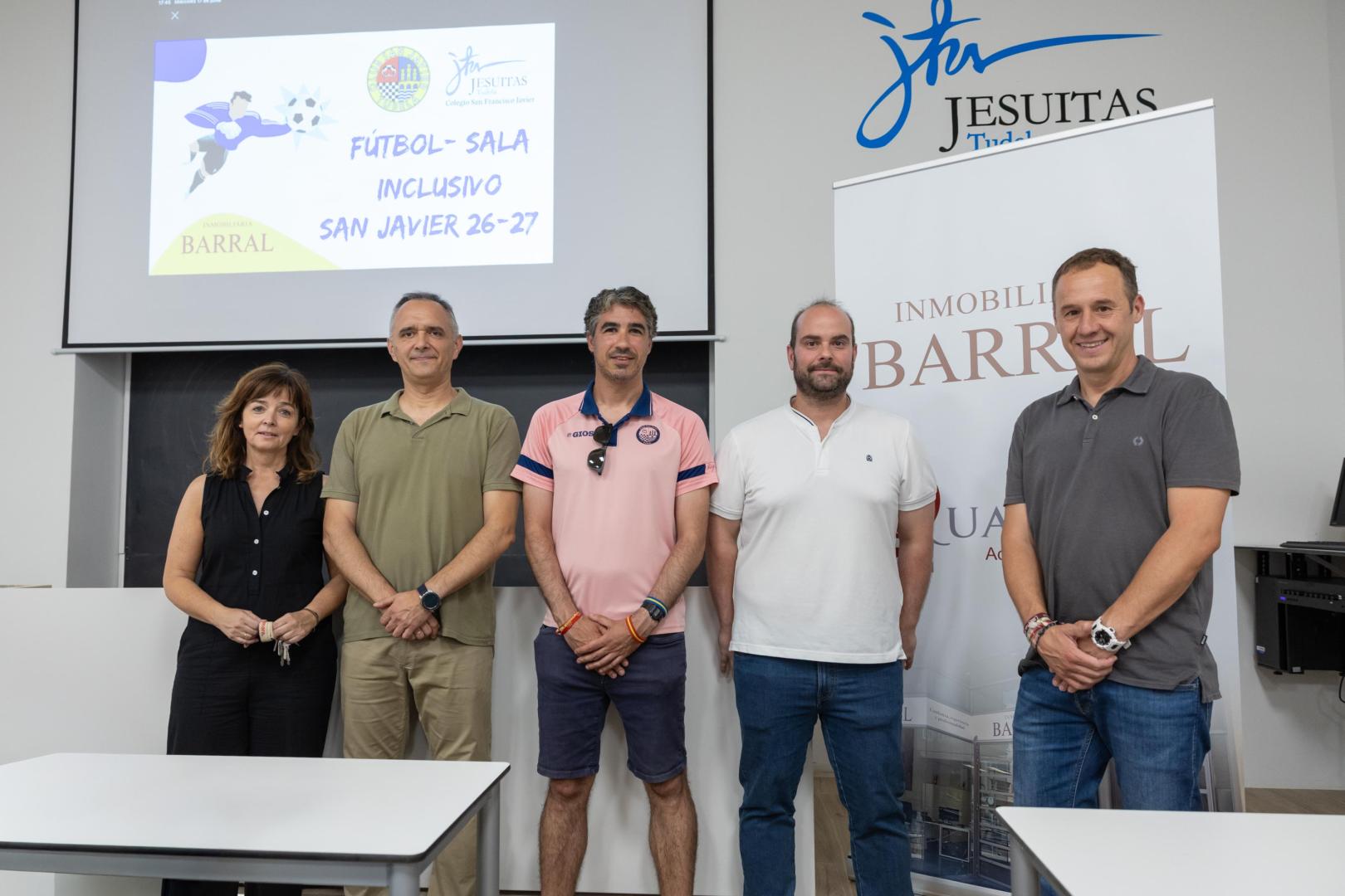 De izda. a dcha.: Nieves Mora Rubio (presidenta del club), Luis Miguel Jiménez Díaz (secretario), Álex Millán Buezas (coordinador), y los entrenadores José Ángel Catalán Catalán ‘Cata’, y Pablo Briñas Peña