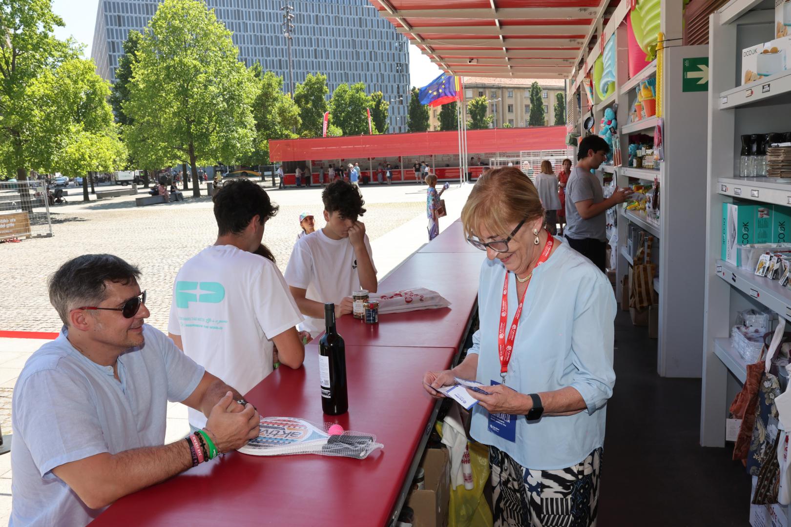 Voluntarios de la Tómbola de Cáritas encargados de entregar los premios.