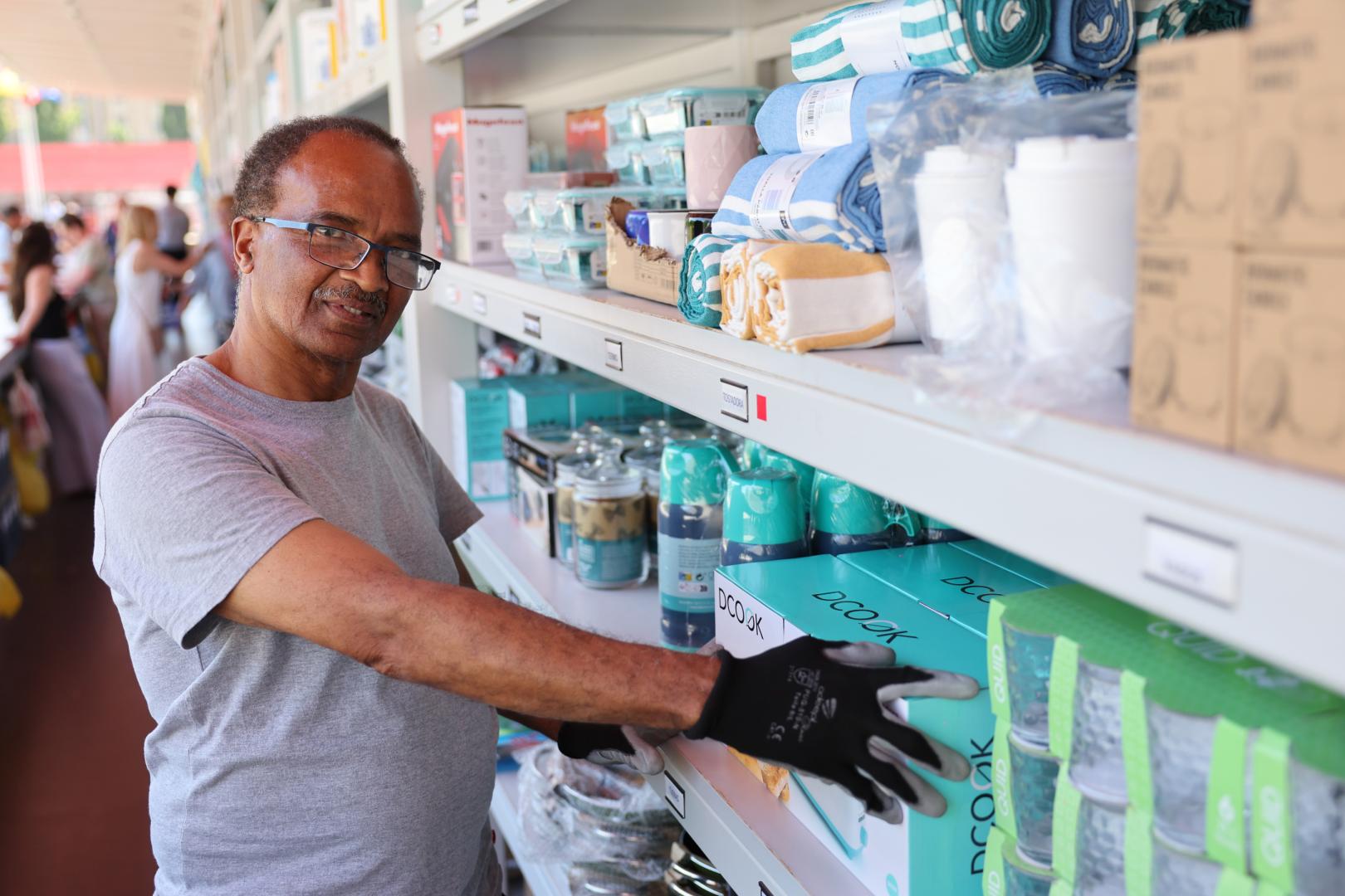 Diego Banderas Mancilla trabajando en el almacén de la Tómbola de Cáritas