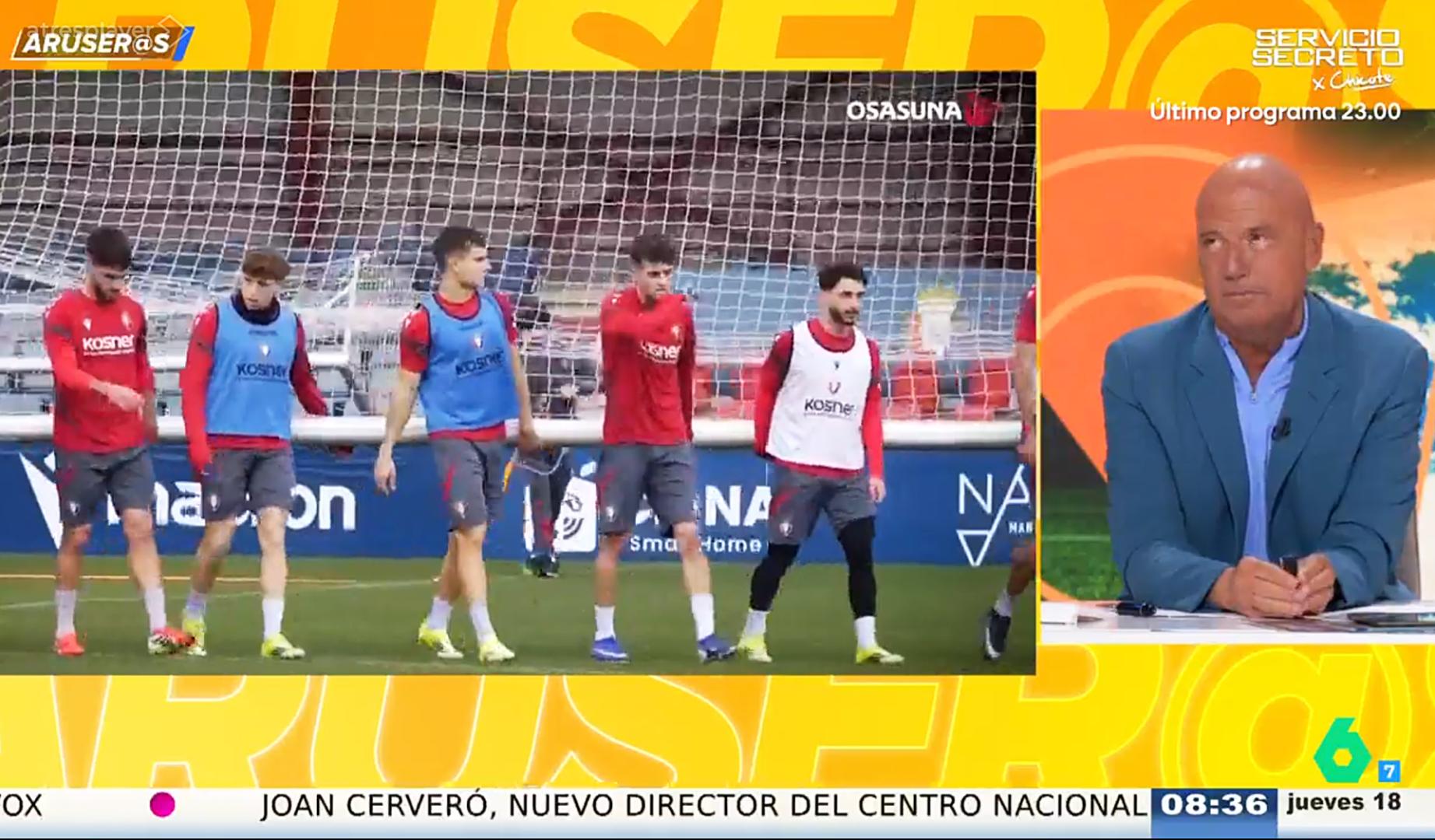 Alfonso Arús (a la derecha) tras desear suerte a la afición rojilla con el adiós de Víctor Muñoz y la llegada de Luis Miguel Ramis