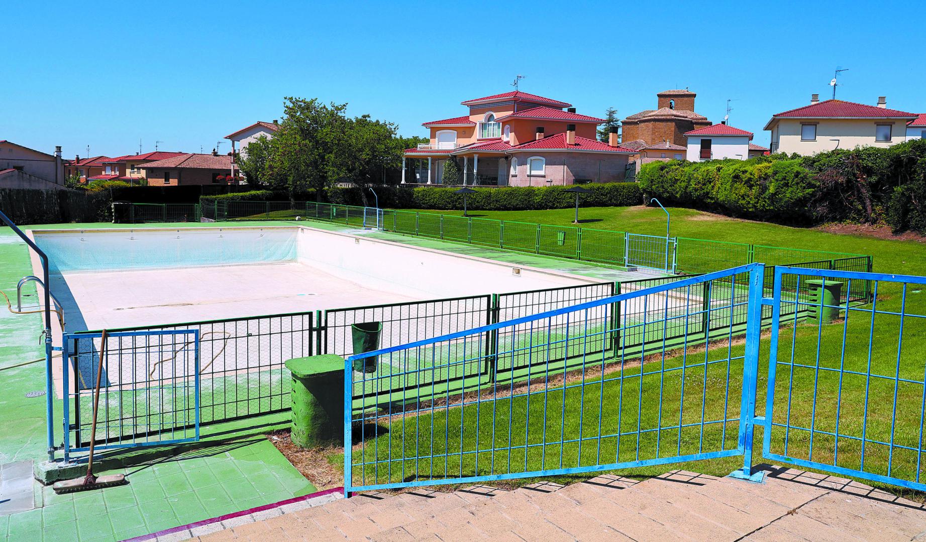 El vaso grande de la piscina de Garínoain, vacío en estos días de calor