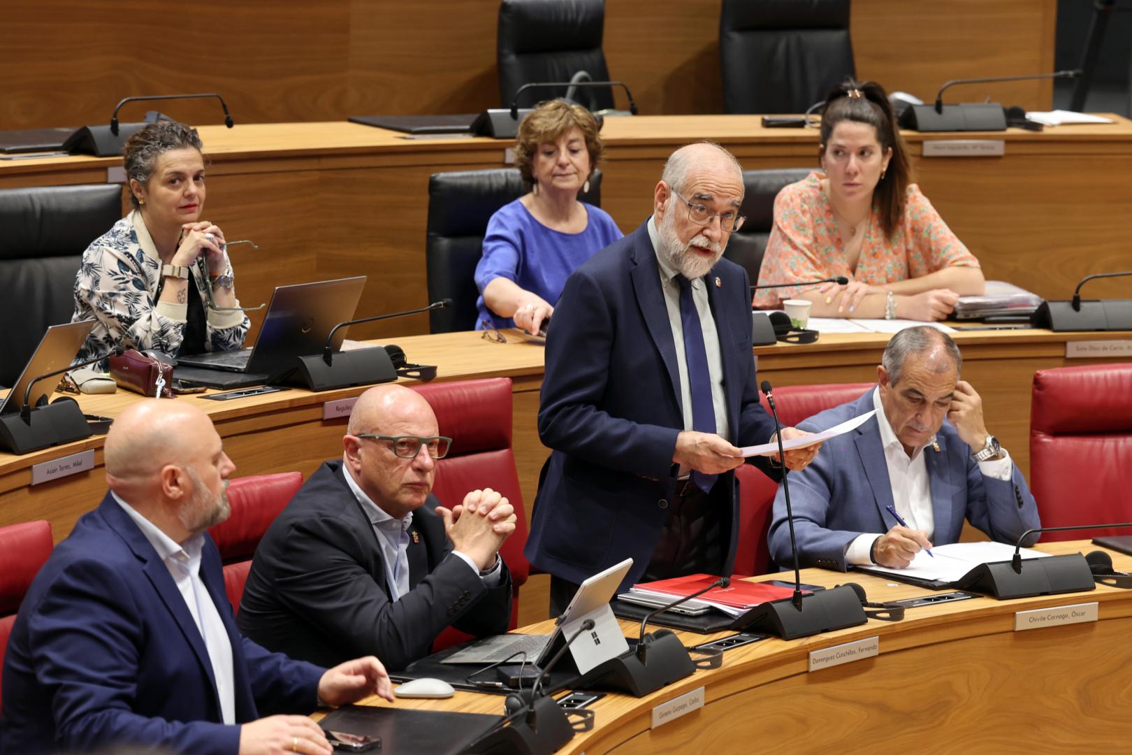 El consejero de Salud, Fernando Domínguez, en el pleno del Parlamento.