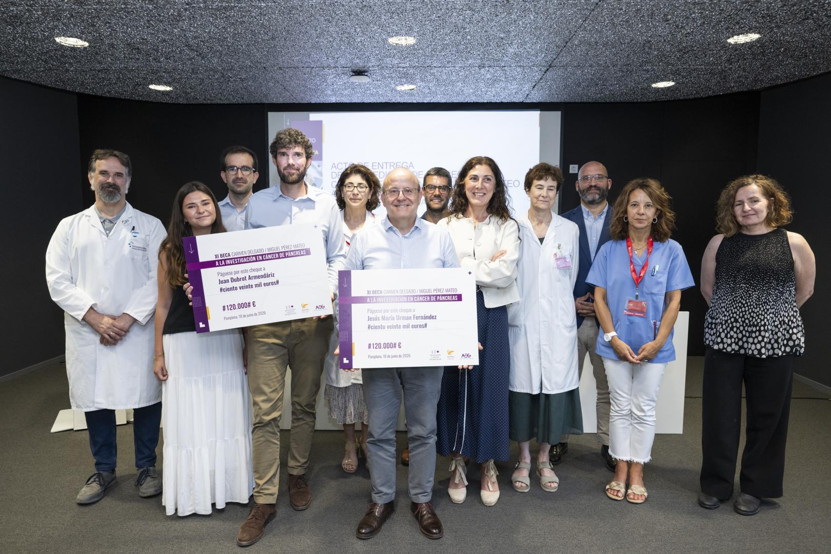 En la primera fila, el tercero por la izquierda, el investigador de tumores sólidos, del grupo de Evasión Tumoral y Nuevas Dianas del CIMA, Juan Dubot Armendáriz y, a la derecha, Jesús María Urman Fernández , jefe de Sección de Patología Biliopancreática del Hospital Universitario de Navarra.