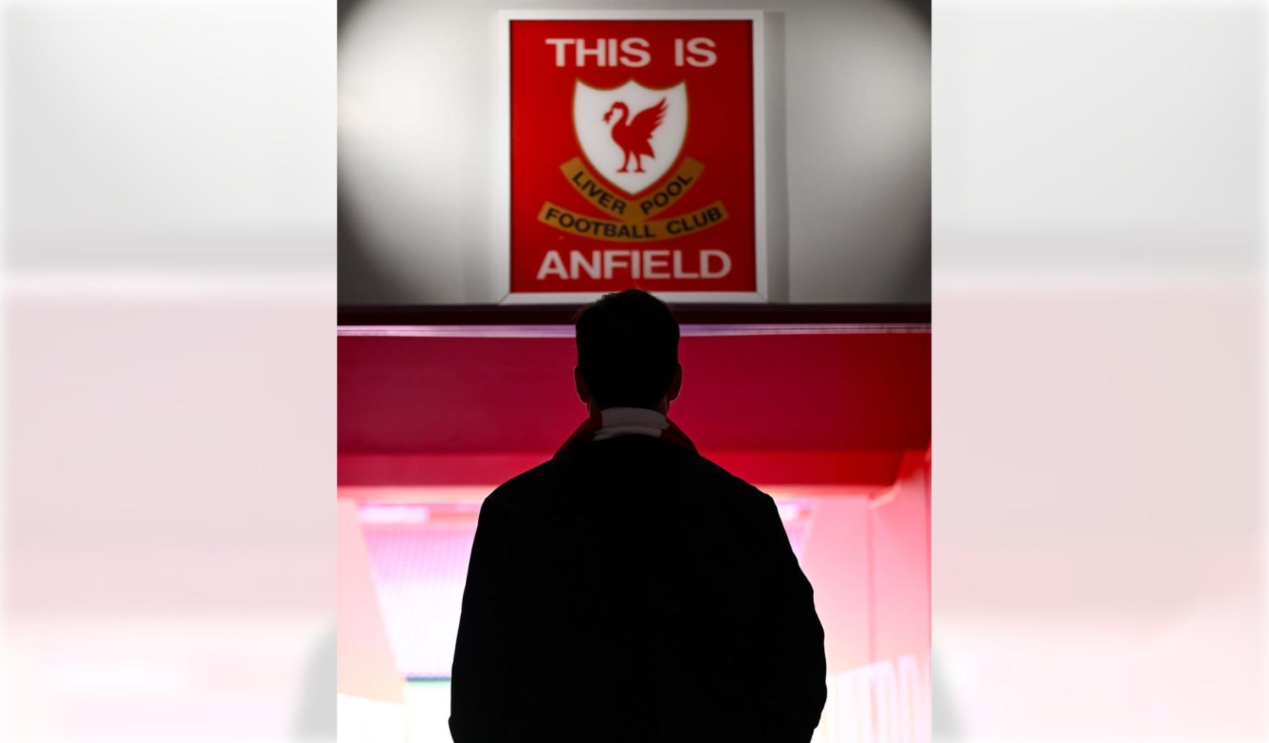Andoni Iraola camina por el túnel de Anfield, el día de su presentación