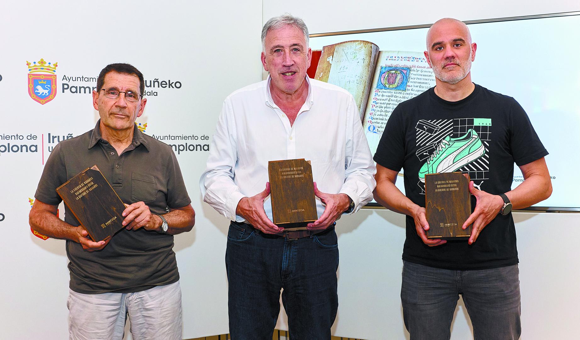 Pello Monteano, Joseba Asiron y Aritz Otazu, con la caja que reúne los dos volúmenes