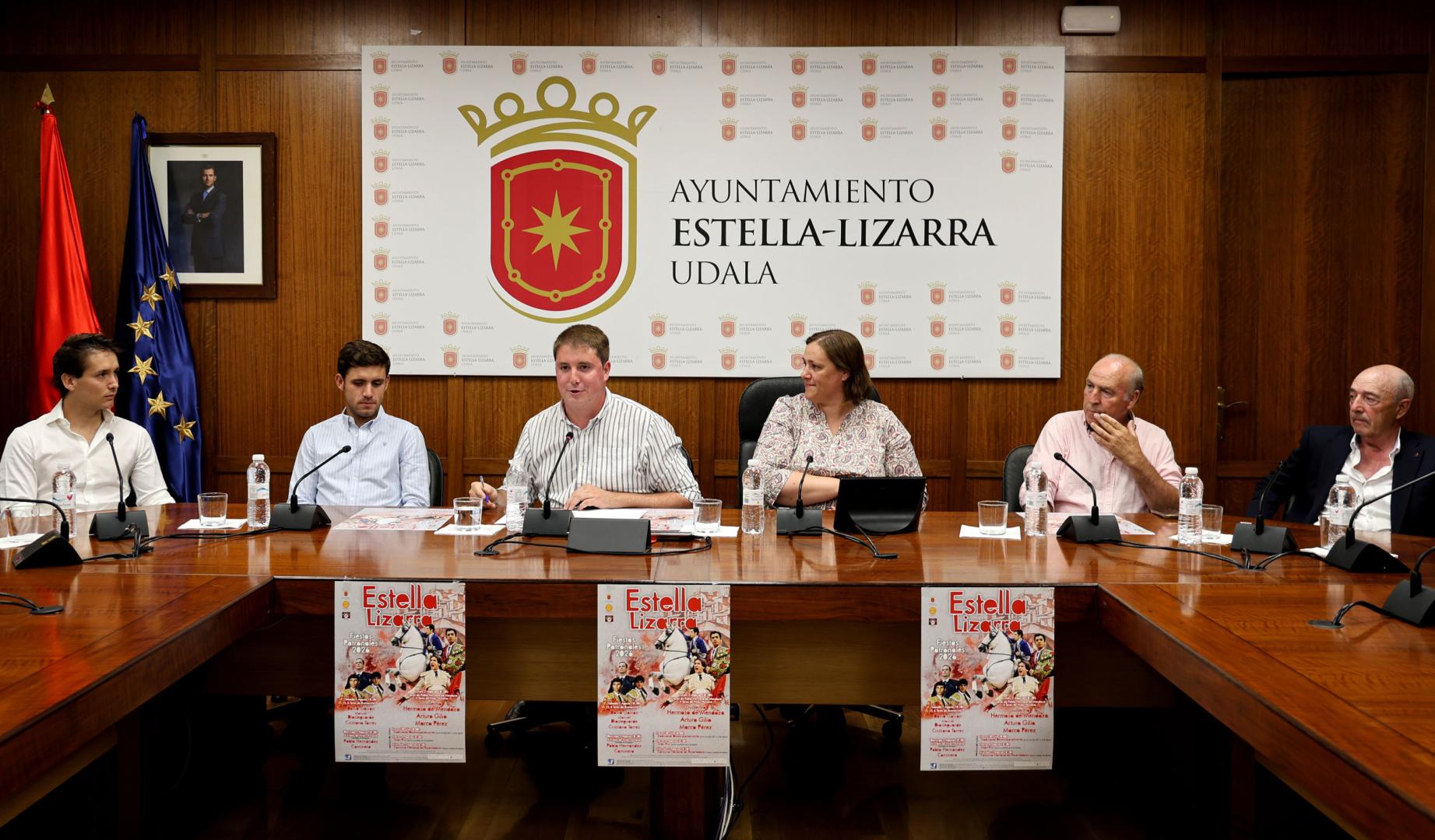 Desde la izda., Arturo Gilio, Guillermo Hermoso de Mendoza; el presentador Javier Arbona; la alcaldesa de Estella, Marta Ruiz de Alda; Jesús Macua, ganadero y empresario de la plaza de Estella; y el ganadero Félix Azcona, en la presentación del cartel ayer por la tarde en Estella