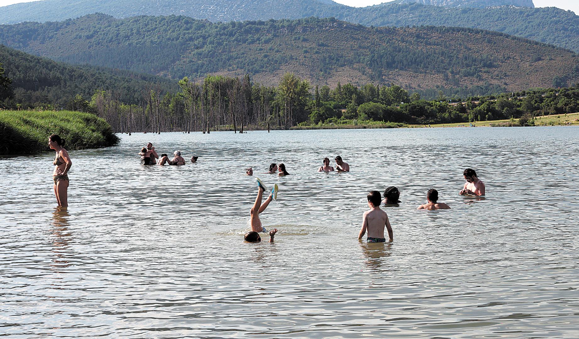 Bañistas, en la playa de Nagore, en el embalse de Itoiz. Un lugar habilitado para aliviar los rigores del calor