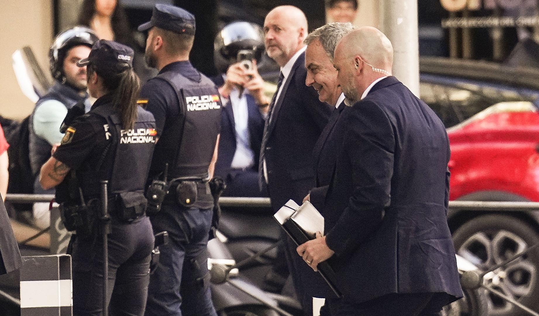 José Luis Rodríguez Zapatero, junto a un escolta, antes de su declaración