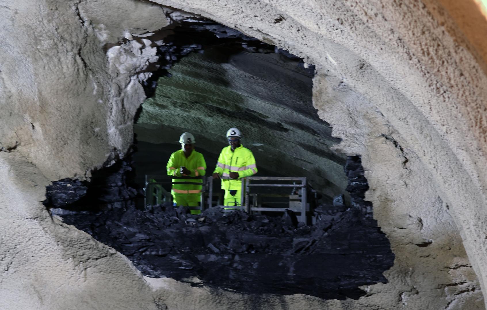 El cale, la conexión de las dos bocas de un túnel, se ha completado a las 11.35 horas de este viernes en la nueva galería de Belate, de 2.856 metros.
