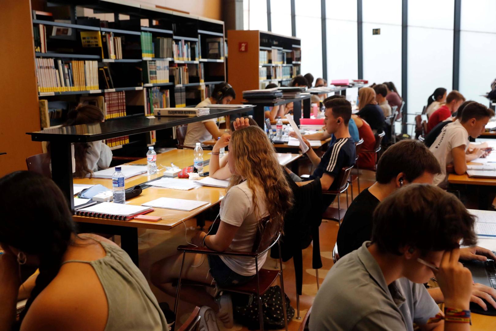 Estudiantes universitarios, en una biblioteca de Madrid.