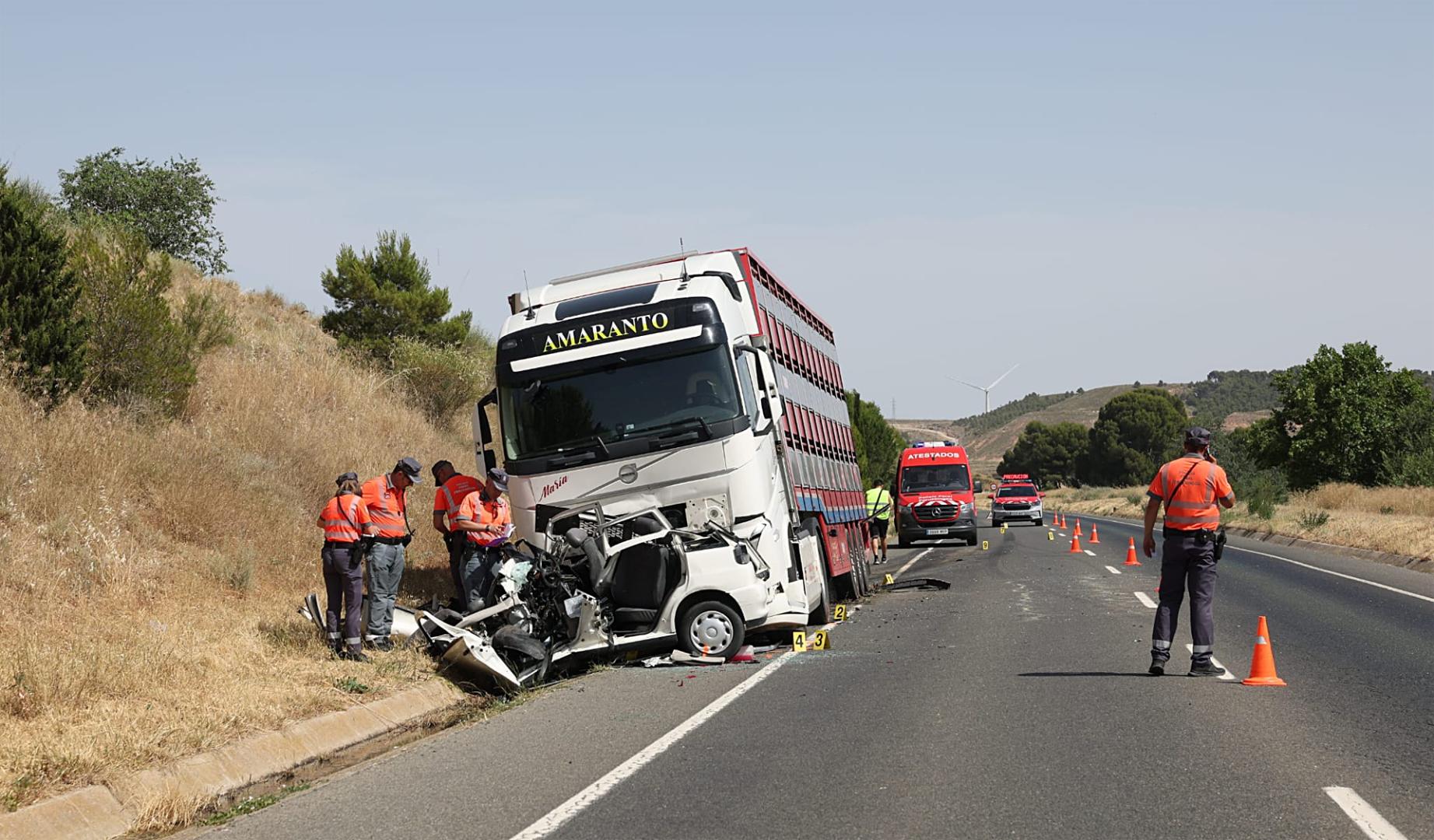 Agentes de la Policía Foral junto a los vehículos accidentados