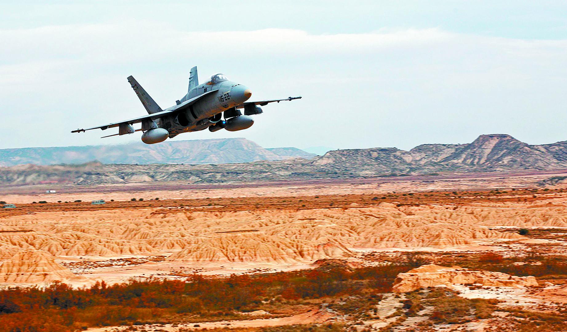 Un F/A-18 del Ejército del Aire sobrevuela los terrenos de maniobras del Polígono de Tiro de Bardenas Reales